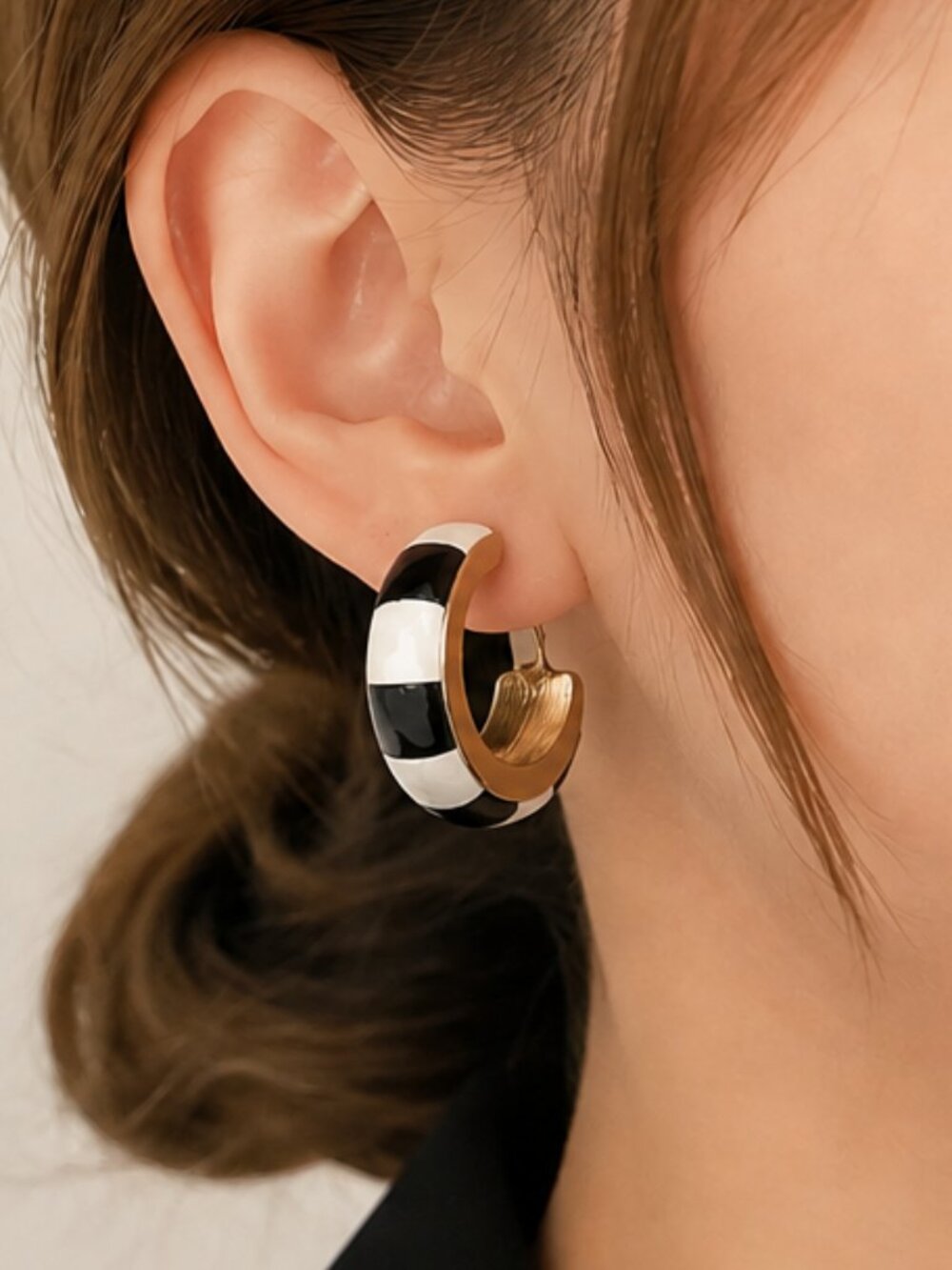 Black & White Striped Hoop Earrings Gold Tone Chunky Statement Retro Open Hoops